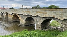 Historický Svatojánský most v Litovli čelil nebývalé zátěži kvůli uzavírce průtahu městem, 21. července 2021.