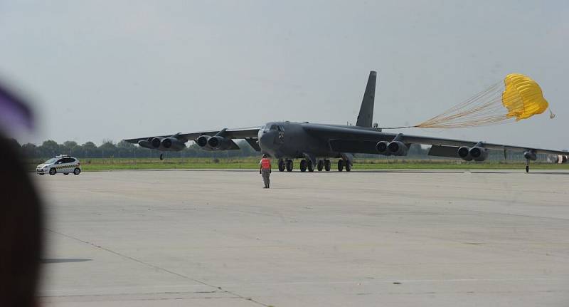 Americký bombardér B-52 na Dnech NATO na mošnovském letišti