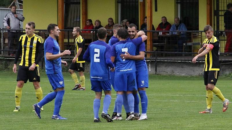 Fotbalisté Nových Sadů (ve žluto-černém) remizovali s Kozlovicemi 1:1.