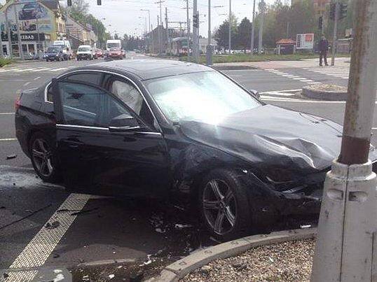 Autonehoda hokejisty Mataie ve Velkomoravské ulici v Olomouci