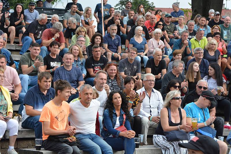 Festival Hanácké Woodstock, který se konal v sobotu odpoledne ve Velké Bystřici, přitáhl davy lidí. Na koncertě Vašo Patejdla se pod pódiem i tančilo.