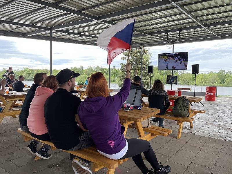 Úvodní zápas hokejového MS Česko - Rusko na Terase olomouckého přírodního koupaliště Poděbrady, 21. května 2021