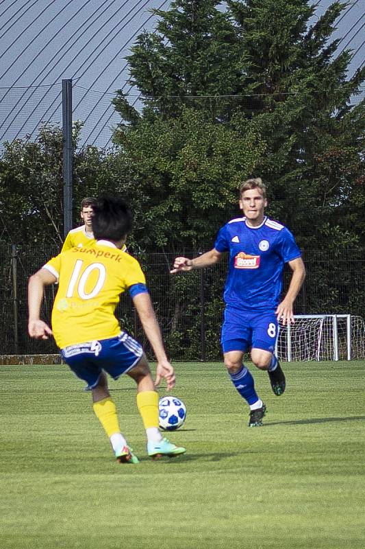 Béčko Sigmy Olomouc (v modrém) v přípravě porazilo Šumperk 4:0.