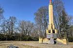 Hákové kříže na památníku Rudé armády v Olomouci jsou zakryté. Odstranit barvu z pískovce se zatím nepodařilo. Dostane to na starosti restaurátor, 23. března 2022