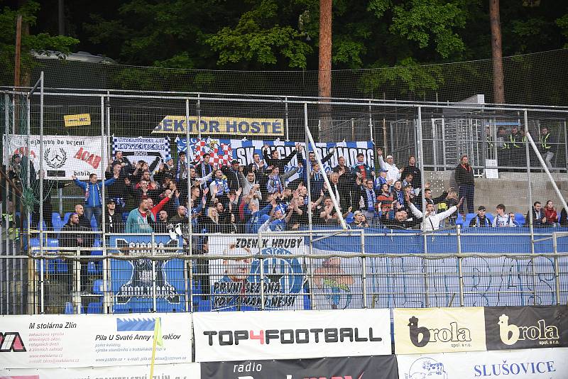 1. semifinálový zápas o Evropu - Fotbalisté Olomouce (v červeném) padli na hřišti Zlína 0:1.