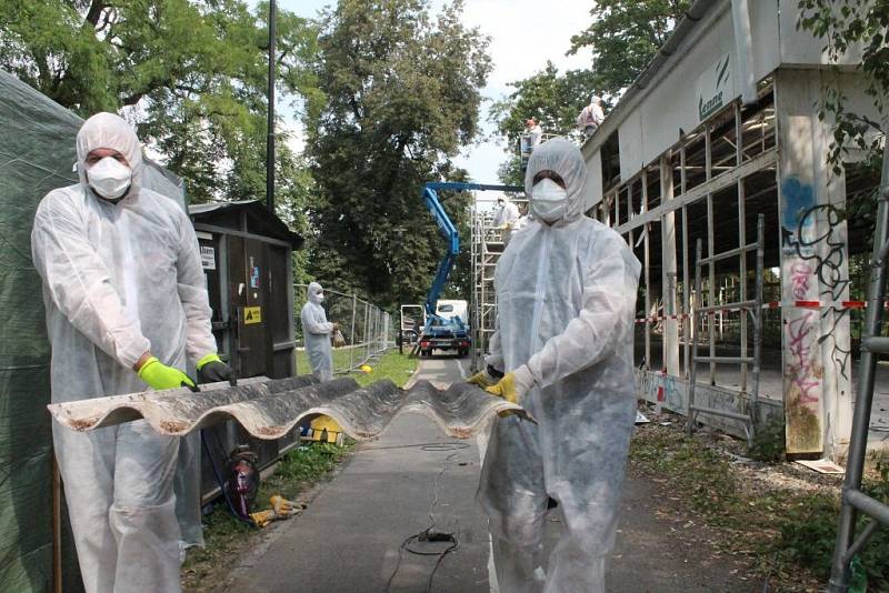 Demolice pavilonu D v olomouckých Bezručových sadech