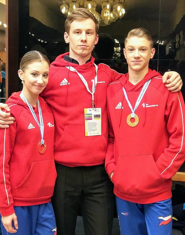 Sourozenci Barbora a Daniel Borůvkovi z Olomouce vyhráli na zimní olympiádě dětí a mládeže v Litomyšli soutěž v tanečním sportu.