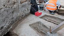 Průzkum archeologů na Dolním náměstí v Olomouci - objev lidských koster