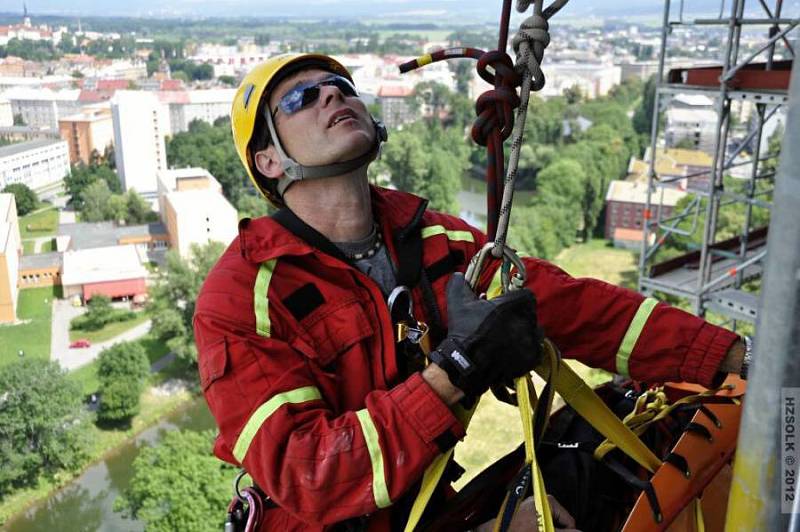 Olomoučtí hasiči cvičili záchranu lidí z osmnáctipatrové budovy Moravské vysoké školy na třídě Kosmonautů v Olomouci