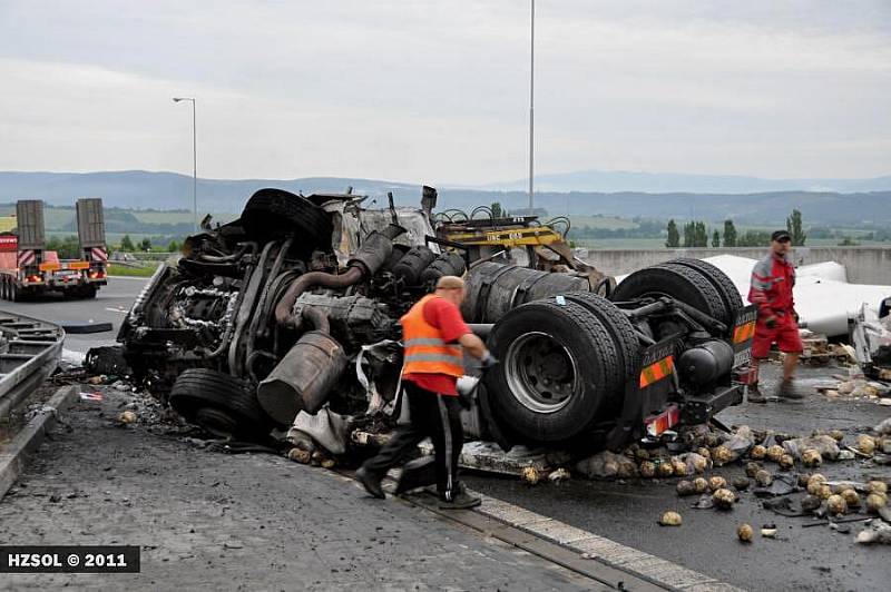 Požár havarovaného kamionu zablokoval R35 u Lipníka