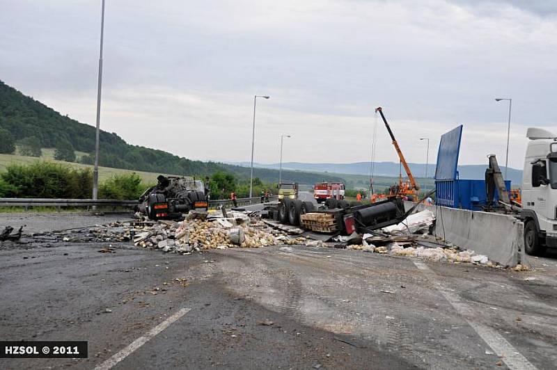 Požár havarovaného kamionu zablokoval R35 u Lipníka