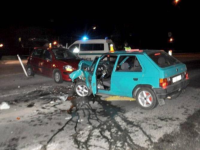 Noční srážka favoritu a citroenu ve Velkomoravské ulici