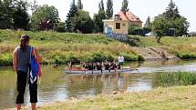 Dračí lodě od sobotního rána čeří vodu řeky Moravy u Dětského centra Ostrůvek na Nových Sadech v Olomouci.