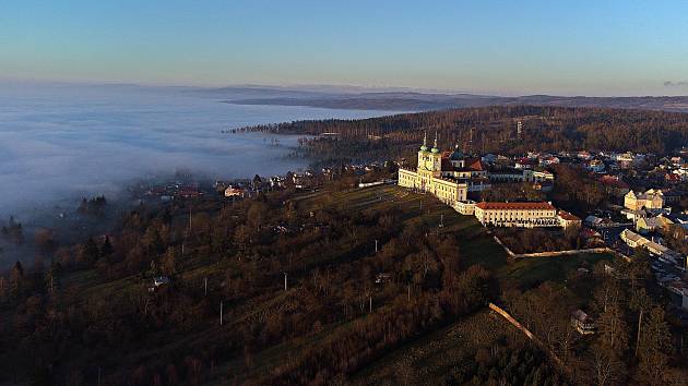 Mlha nad Olomoucí a sluncem zalitý Sv. Kopeček, 31. prosince 2020