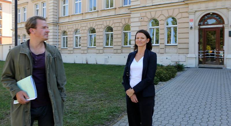 Stanislav Majer a Klára Melíšková před vrchním státním zastupitelstvím. Natáčení televizního seriálu Živé terče v Olomouci