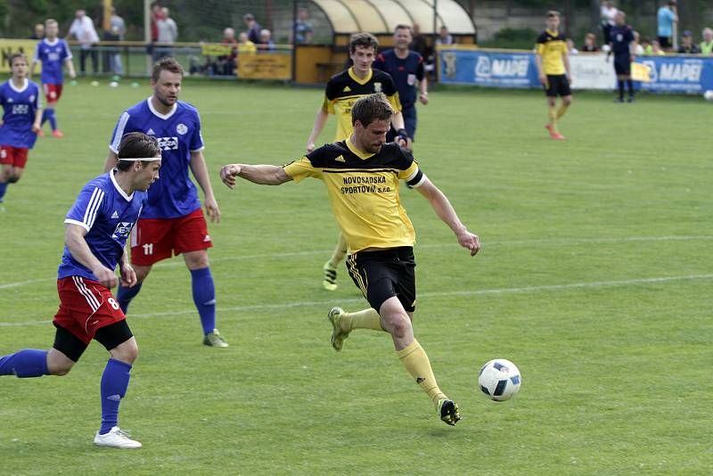 Fotbalisté Nových Sadů (ve žlutém) prohráli s Valašským Meziříčím 2:4