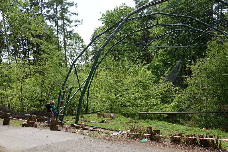 Olomoucká zoo dokončuje atraktivní novinku - průchozí ptačí voliéru. Ta prošla rekonstrukcí a nyní se ještě čeká na výstavbu zimoviště a cesty pro návštěvníky.