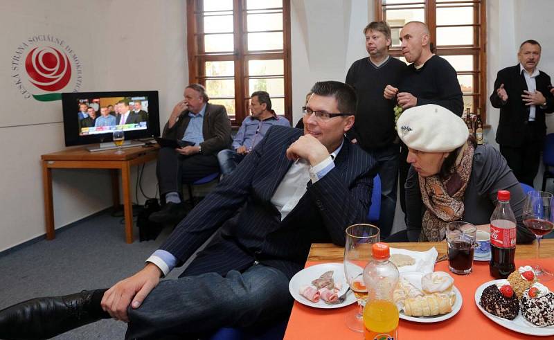 Miroslav Petřík (stojící první zleva) ve volebním štábu ČSSD v Olomouci v roce 2013