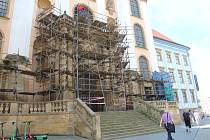 Restaurátoři obnovují vstupní portály kostela Panny Marie Sněžné v Olomouci, červen 2022