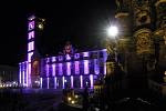 Předzvěst svátků světla v Olomouci v podobě barevně nasvícené radnice