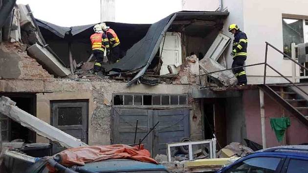 Hasiči zasahují u výbuchu v domě v Litovli, 25. září 2021