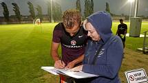 Harry Kane se podepisuje fanouškům. Poslední ladění na Euro U21 - anglická reprezentace v tréninkvém areálu Sigmy v Olomouci - Řepčíně