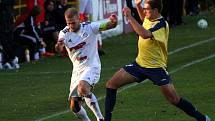 Fotbalisté HFK Olomouc (v bílém) proti Břeclavi