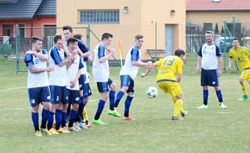 Fotbalové derby krajského přeboru mezi Hněvotínem a Lutínem (žlutí) překvapení nepřineslo.