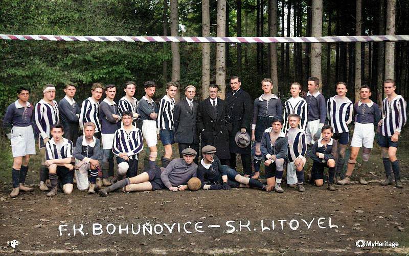 Kolorovaná nejstarší dochovaná fotografie v kronice litovelského fotbalu z října 1924.