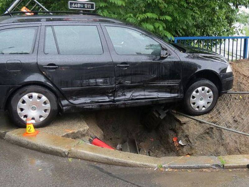 Srážka octavie s felicií v Dobrovského ulici v Olomouci