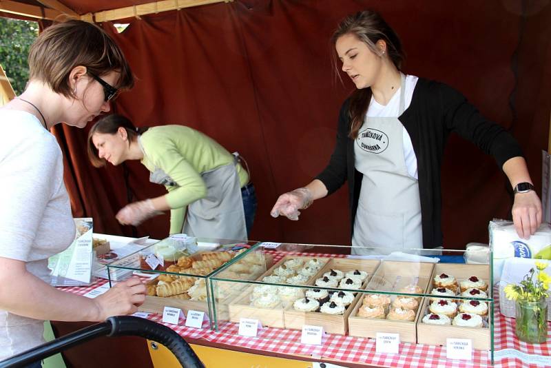 Stovky lidí zaplnily v sobotu Smetanovy sady Výstaviště Flora Olomouc. Přilákal je tam už druhý ročník dobrého jídla a pití Garden Food Festival.