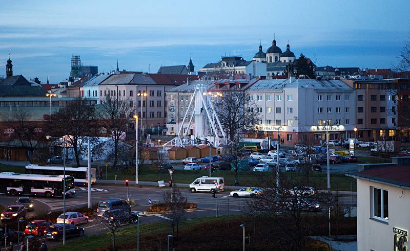 Na olomoucké tržnici montují ruské kolo.