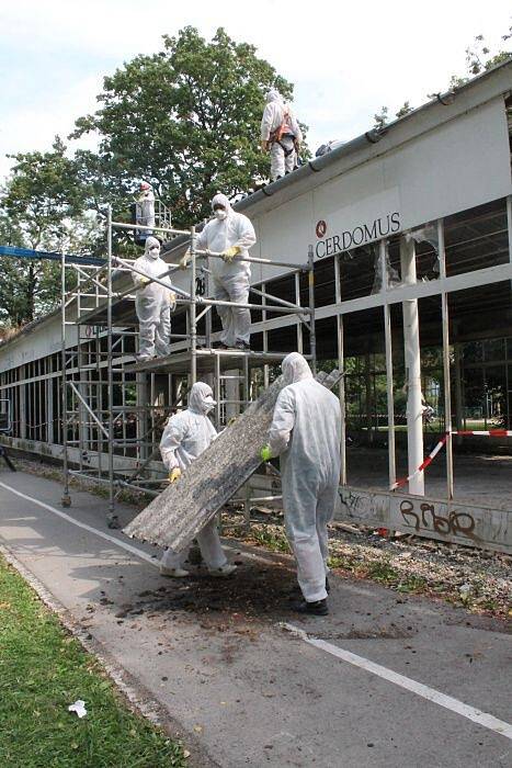 Demolice pavilonu D v olomouckých Bezručových sadech