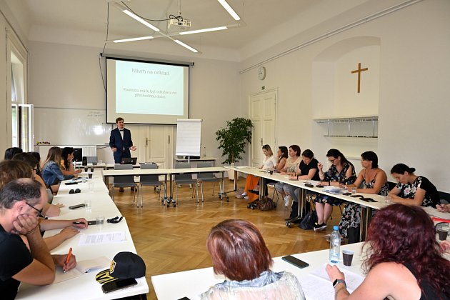 JUDr. Martin Štika přednáší pro pracovníky občanských a dluhových poraden v Olomouci.