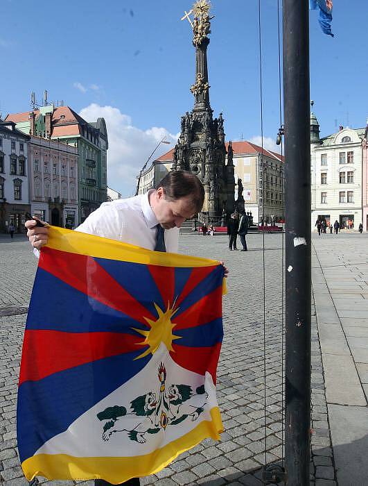 Vyvěšení tibetské vlajky před olomouckou radnicí