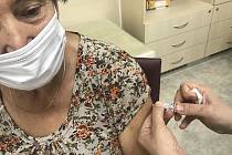 Začíná očkování proti chřipce. Praktická lékařka z Bohuňovic Jarmila Ševčíková aplikuje jednu z prvních dávek jednaosmdesátileté pacientce. 14. září 2020