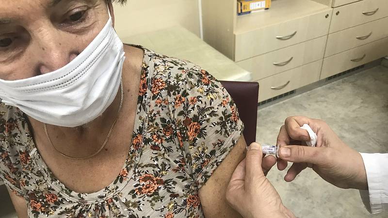 Začíná očkování proti chřipce. Praktická lékařka z Bohuňovic Jarmila Ševčíková aplikuje jednu z prvních dávek jednaosmdesátileté pacientce. 14. září 2020