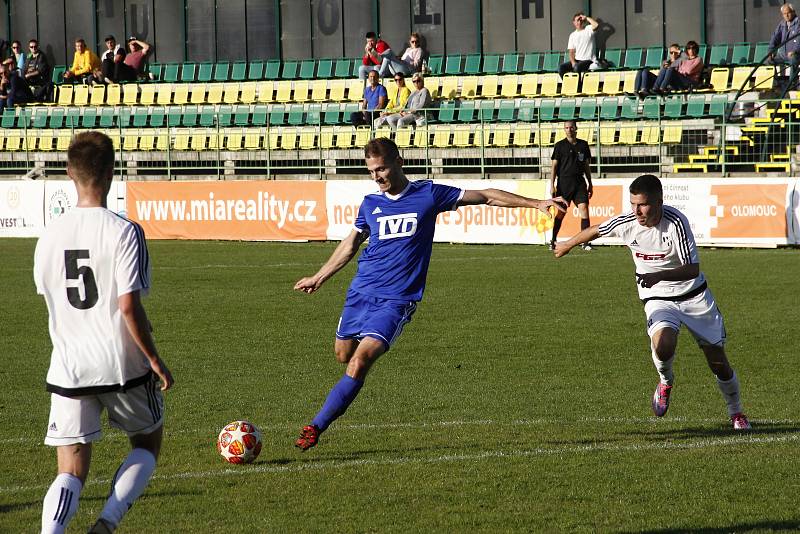 Fotbalisté Holice (v bílém) remizovali se Slavičínem 2:2.