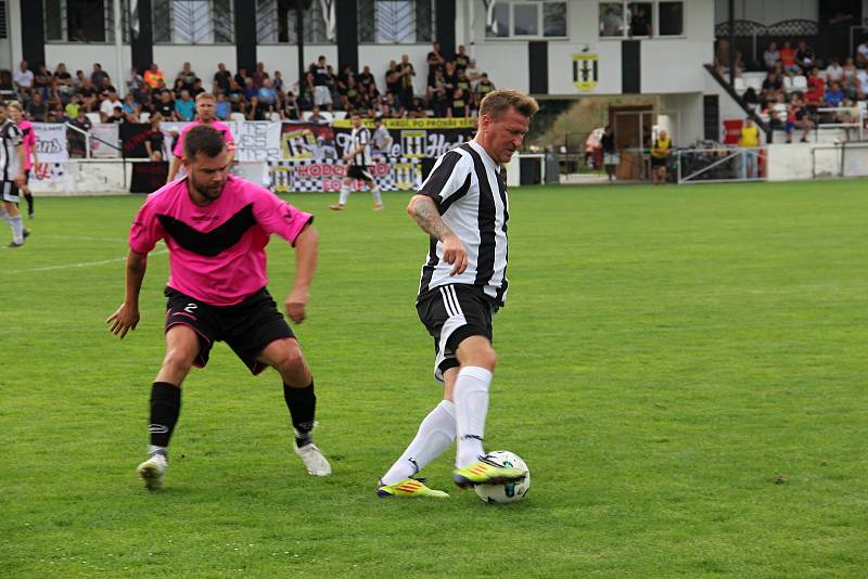 Hodolany (v černobílém) porazily Újezd 5:0.  Marek Heinz