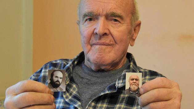 Karel Černý z Hlinska v 81 letech přežil těžký průběh koronaviru - na snímku se svým portrétem ve 46 letech (vlevo) a fotografií pořízenou po prodělaném covidu (vpravo). 30. 12. 2020