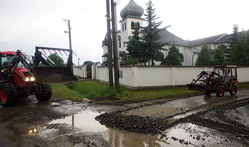 Vilémov - odstraňování naplavenin. Následky bouřky 1.7.2019