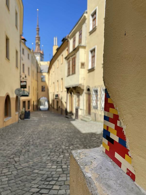 Roh domu ve Školní ulici v Olomouci "zdobí" kostičky ze stavebnice, 12. dubna 2021.