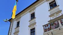 Vlajku Ukrajiny vyvěsilo město Olomouc před budovou radnice na Horním náměstí jako symbolické vyjádření podpory. únor 2022
