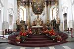 Kostel Panny Marie Sněžné v Olomouci s květinovou výzdobou