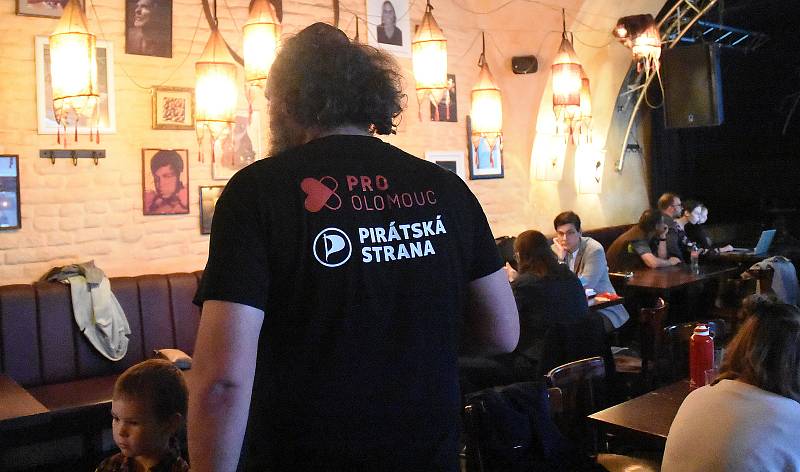 Štáb ProOlomouc a Pirátů v Jazz Tibet Clubu v Olomouci, 24.9.2022