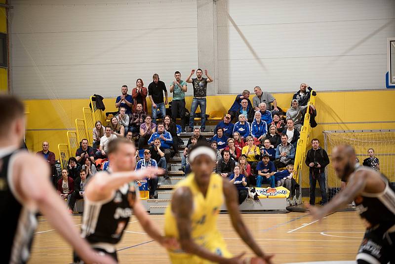 BK Olomoucko (ve žlutém) v Čajkaréně podlehlo Nymburku 94:98.