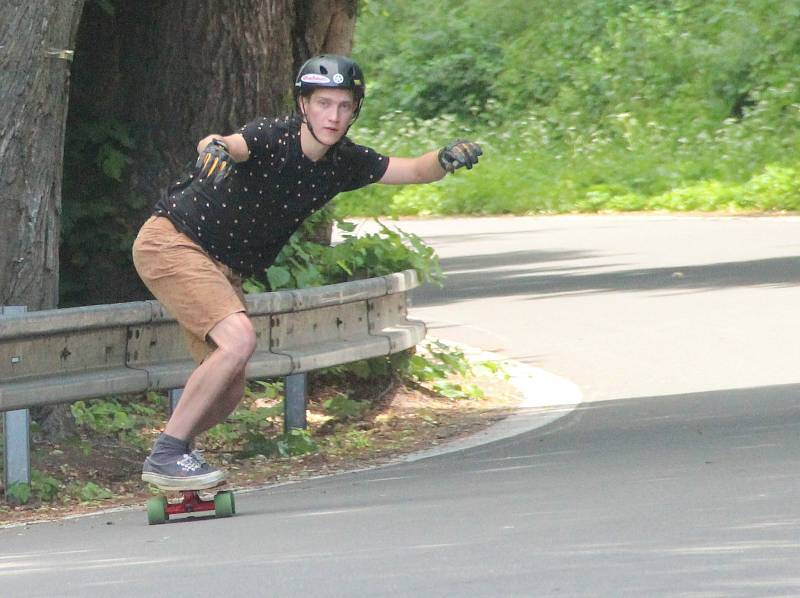 Sjezd Ecce Homo na longboardech