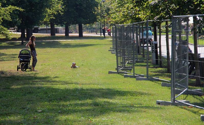 Letní Flora 2015: Rudolfovu alej rozparceloval nevzhledný plot