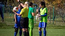 Fotbalistky Sigmy (v modrém) prohrály v Drahlově s Hradcem Králové 1:2.