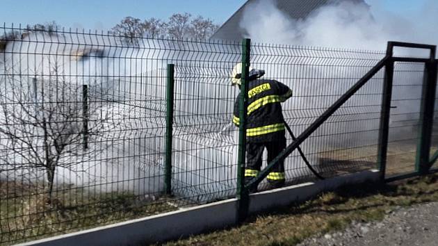 Hasiči v Olomouckém kraji zasahují u požárů trávy. 12. března 2022